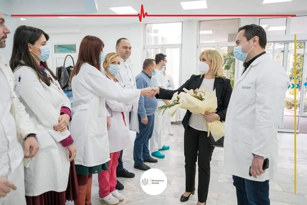 Министарка са директором и љекарима