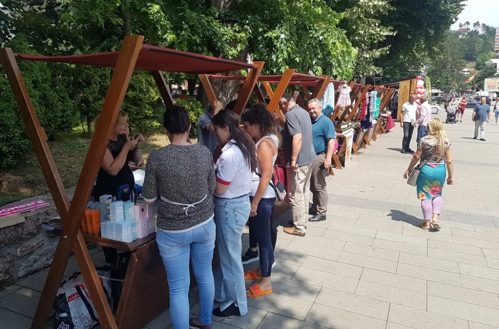 Na bjelopoljskom trgu održan saјam domaćih poljoprivrednih proizvoda i rukotvorina, predstavilo se 15 izlagača
