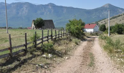 Један од путева кроз село Дубровско