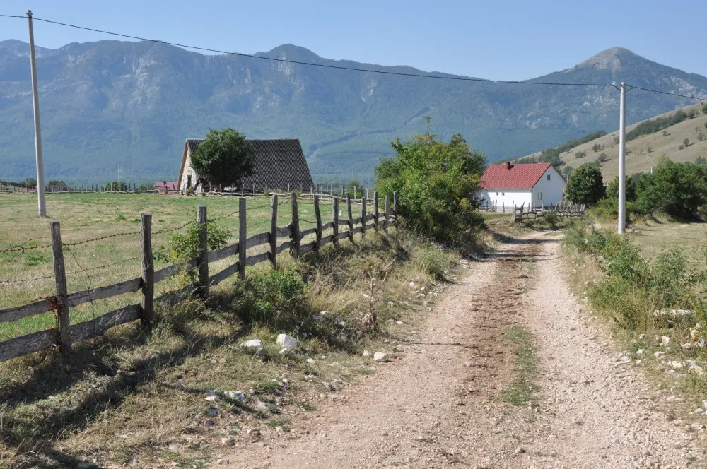 Један од путева кроз село Дубровско