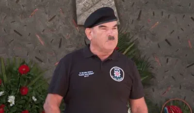 Skejo ispred spomenika palim domobranima u Kninu