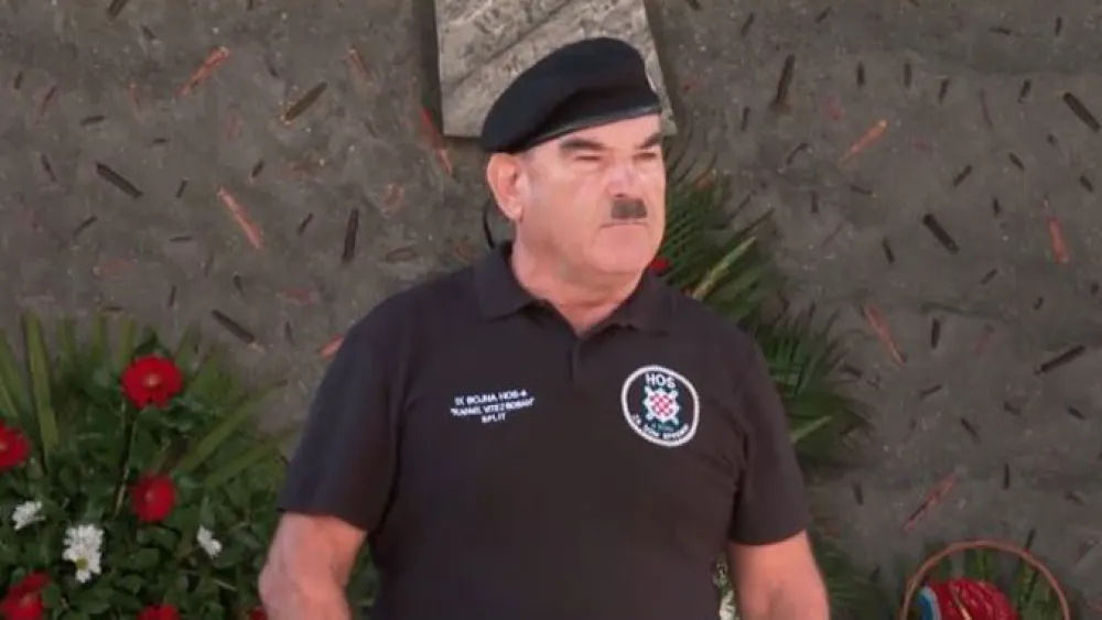 Skejo ispred spomenika palim domobranima u Kninu