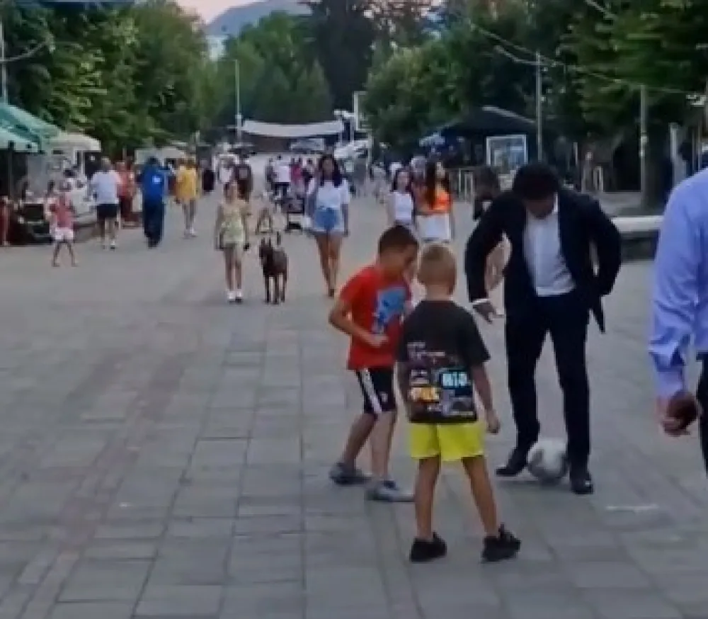 Premijer igrao fudbal sa mali&scaron;anima u Beranama