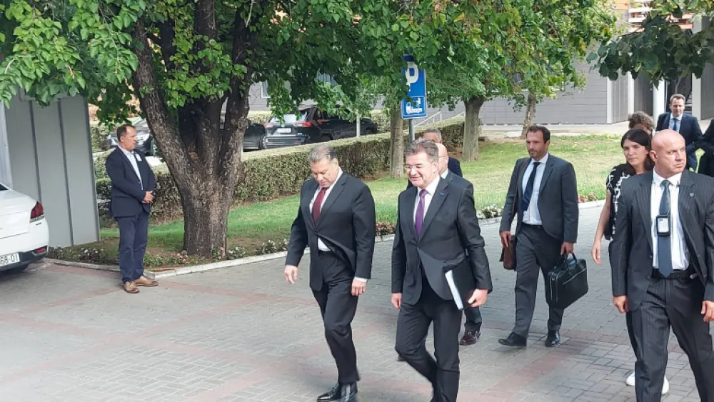 Eskobar i Lajčak sastali se u Vladi sa Kurtijem