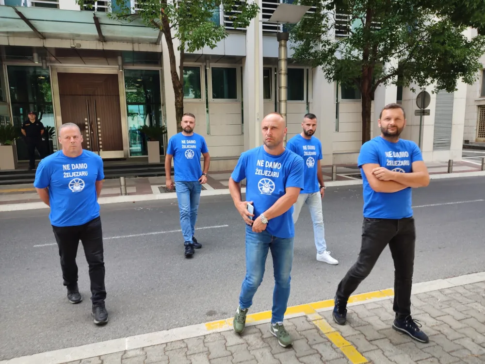 (VIDEO) Željezarci: Iako su pregovori sa državom i EPCG u toku, turski vlasnik uručuje otkaze radnicima