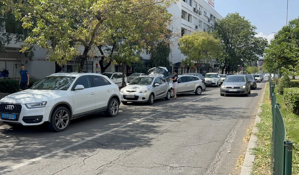Stanovnici Bulevara Save Kovačevića pozivaјu Glavni grad da obezbiјedi parking mјesta