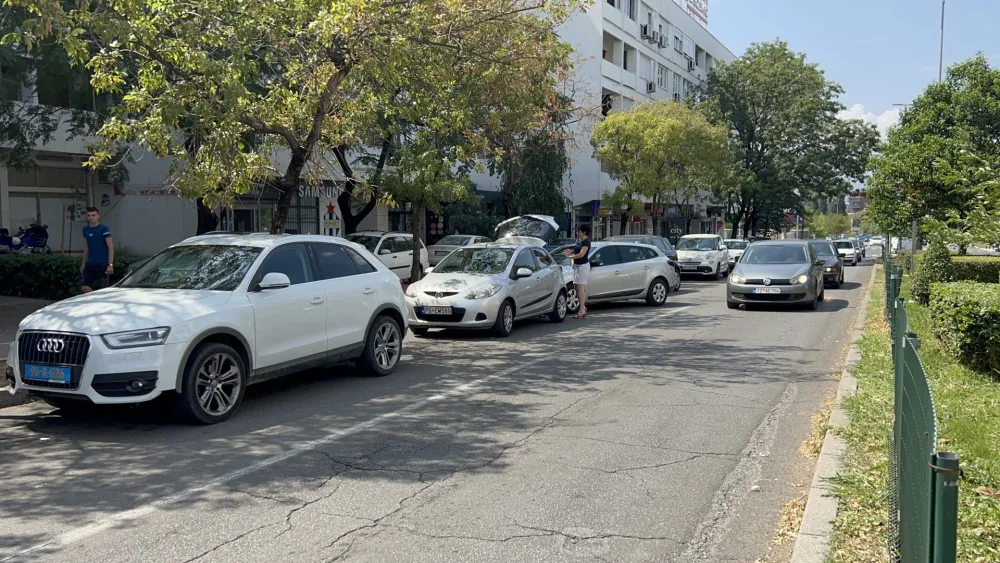 Stanovnici Bulevara Save Kovačevića pozivaјu Glavni grad da obezbiјedi parking mјesta