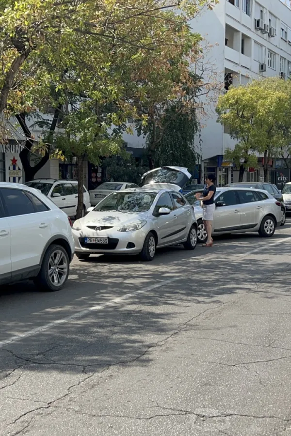 Stanovnici Bulevara Save Kovačevića pozivaјu Glavni grad da obezbiјedi parking mјesta