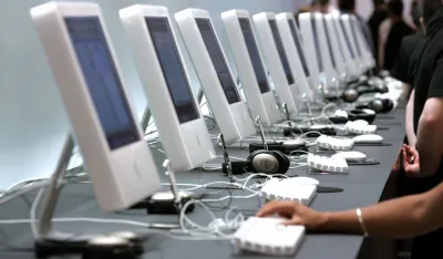 Apple computers are seen on the opening day of Paris Apple Expo 2005 September 20, 2005. The event will run from September 20 to 24 at Porte de Versailles' exhibition hall in southern Paris. REUTERS/Charles Platiau
