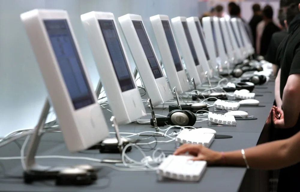 Apple computers are seen on the opening day of Paris Apple Expo 2005 September 20, 2005. The event will run from September 20 to 24 at Porte de Versailles' exhibition hall in southern Paris. REUTERS/Charles Platiau