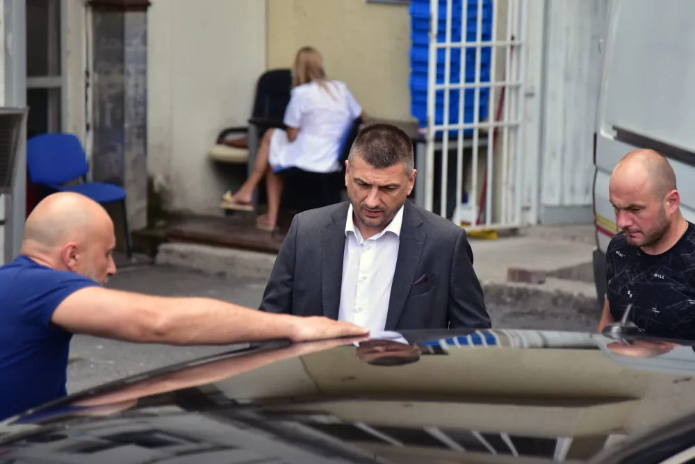 (FOTO) Glavnom specijalnom tužiocu pojačano obezbjeđenje