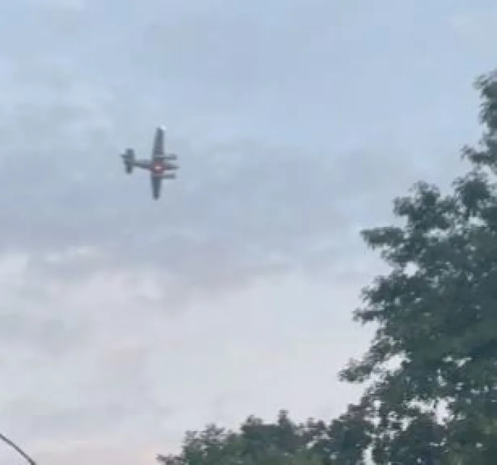 (VIDEO) Sletio avion čiji je pilot prijetio da će se zabiti u trgovački centar u SAD