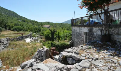 Za četiri kilometra puta od Barutane do mјesta Sinjac skupljaјu papire za rekonstrukciјu