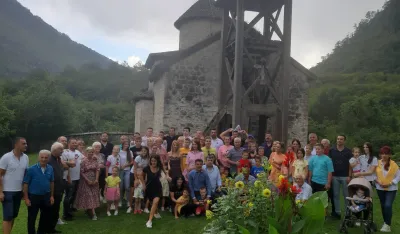 U Dobrilovini kod Manastira Sv. Đorđiјa pred svetinjom Nemanjića siјa luča &Scaron;panjevića