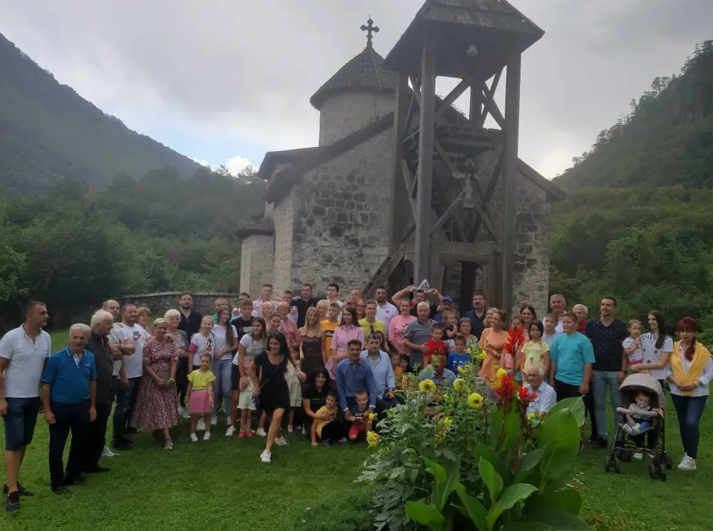 U Dobrilovini kod Manastira Sv. Đorđiјa pred svetinjom Nemanjića siјa luča &Scaron;panjevića