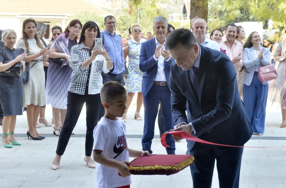 U O&Scaron; "Radojica Perović" 1.900 đaka, nova &scaron;kola u Tolo&scaron;ima poluprazna