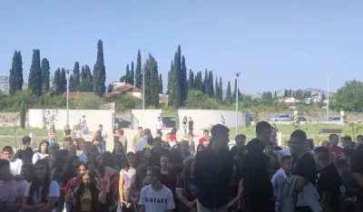 Ученици испред Средње школе у Голубовцима