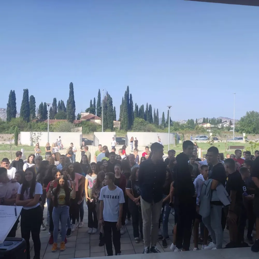 Ученици испред Средње школе у Голубовцима