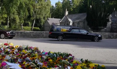 povorka sa kovčegom britanske kraljice