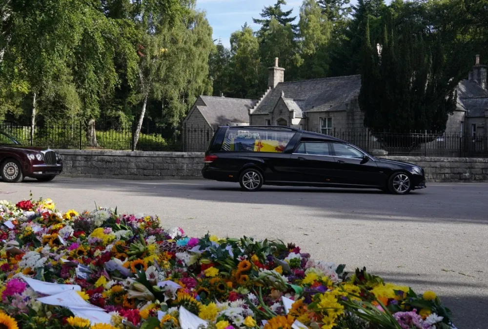 povorka sa kovčegom britanske kraljice