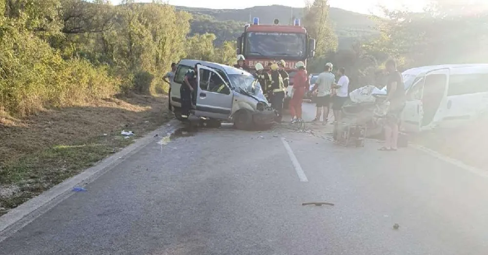 Saobraćajna nesreća kod Tivta: Poginula jedna osoba, pet povrijeđeno