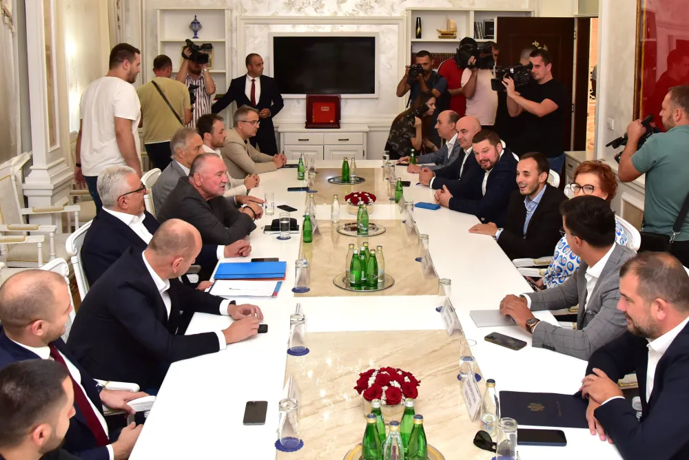 Parlamentarna vecina sastanak povodom formiranja nove vlade