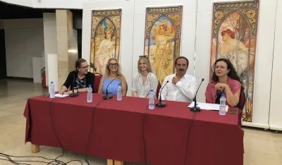 са конференције за новинаре представе о Сари Бернар