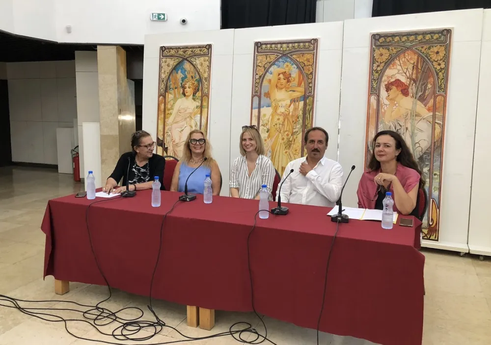 са конференције за новинаре представе о Сари Бернар