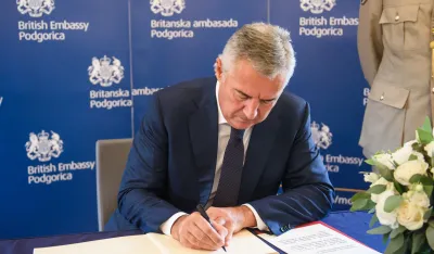 Povodom smrti kraljice Elizabete Đukanović se upisao u Knjigu žalosti