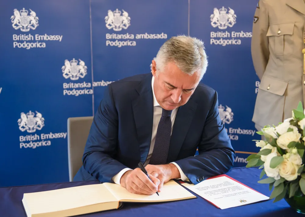 Povodom smrti kraljice Elizabete Đukanović se upisao u Knjigu žalosti