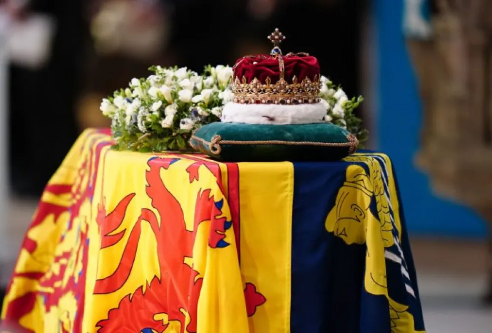 Kovčeg sa posmrtnim ostacima britanske kraljice Elizabete Druge