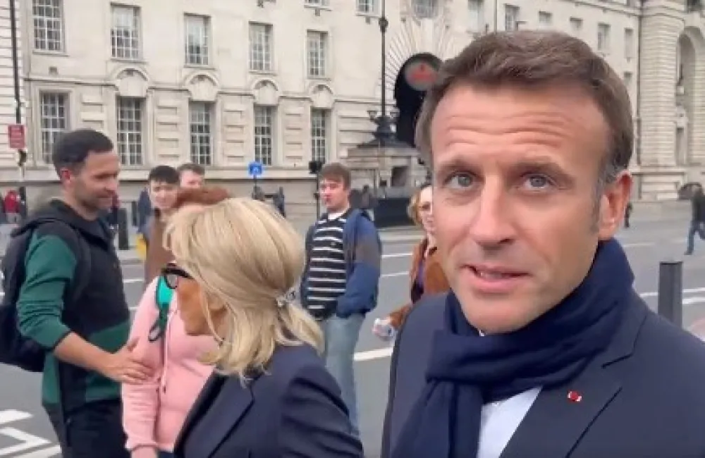 (VIDEO) Emanuel i Brižit Makron ismijani na odavanju počasti Elizabeti II