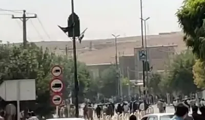(VIDEO) Žene sijeku kose i pale hidžabe u znak protesta