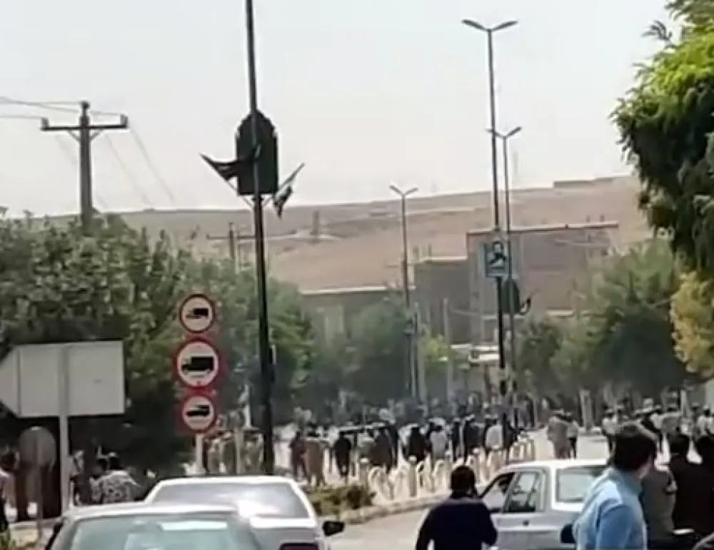 (VIDEO) Žene sijeku kose i pale hidžabe u znak protesta