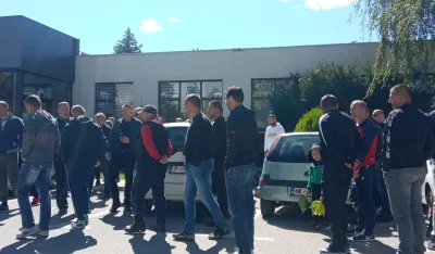 radnici zeljezare ispred uprave za inspekcijske poslove