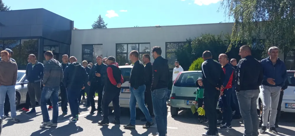 radnici zeljezare ispred uprave za inspekcijske poslove