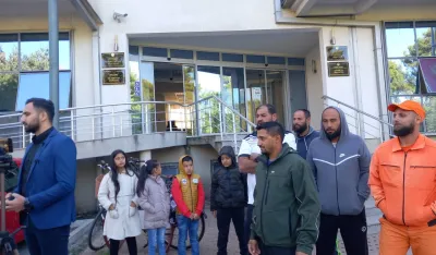 Родитељи са дјецом испред Минисарства