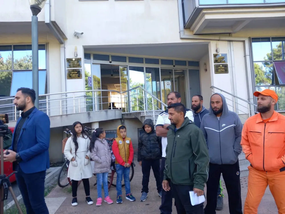 Родитељи са дјецом испред Минисарства