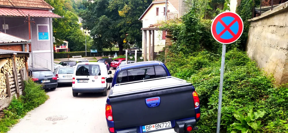 Bjelopoljska Radnička ulica pretvorena u &bdquo;divlji&rdquo; parking