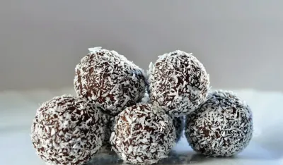 Kuglice sa rogačem i kokosom