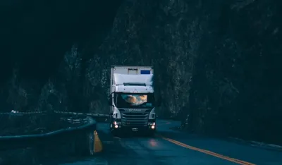 Kamion, unsplash, ilustracija