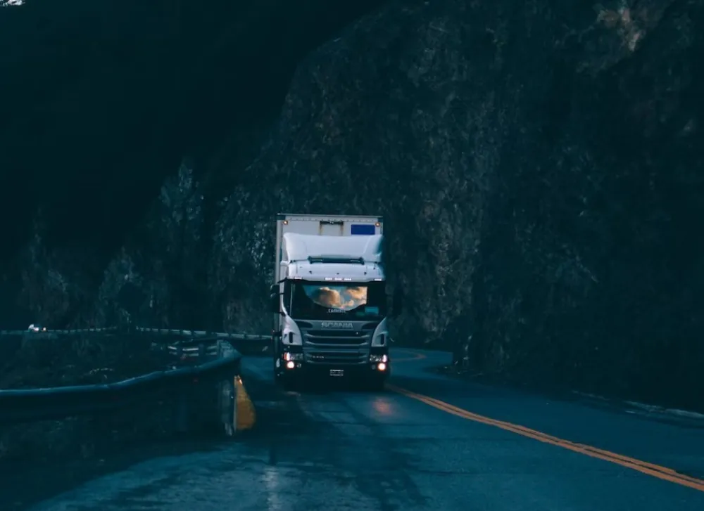 Kamion, unsplash, ilustracija