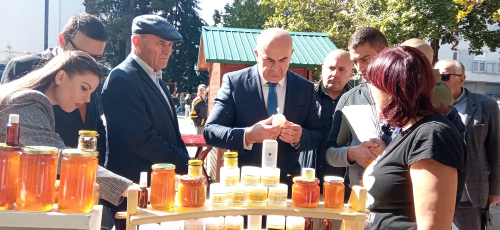 Министар Јоковић обишао штандове и разговао са пчеларима