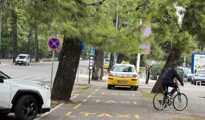 Pјe&scaron;aci nemaju kud: Trotoar kod KCCG pretvoren u parking za taksi vozila