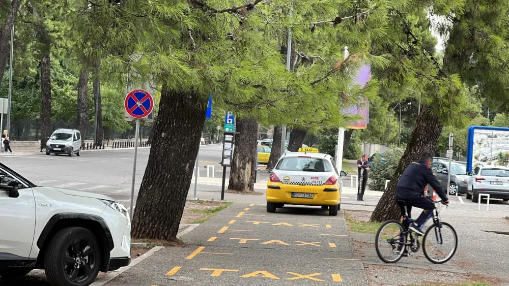 Pјe&scaron;aci nemaju kud: Trotoar kod KCCG pretvoren u parking za taksi vozila