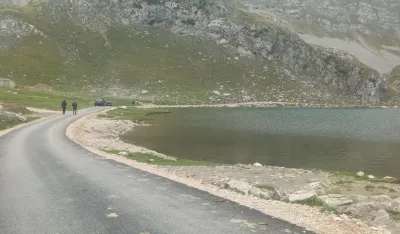 Капетаново језеро и асфалтирани пут