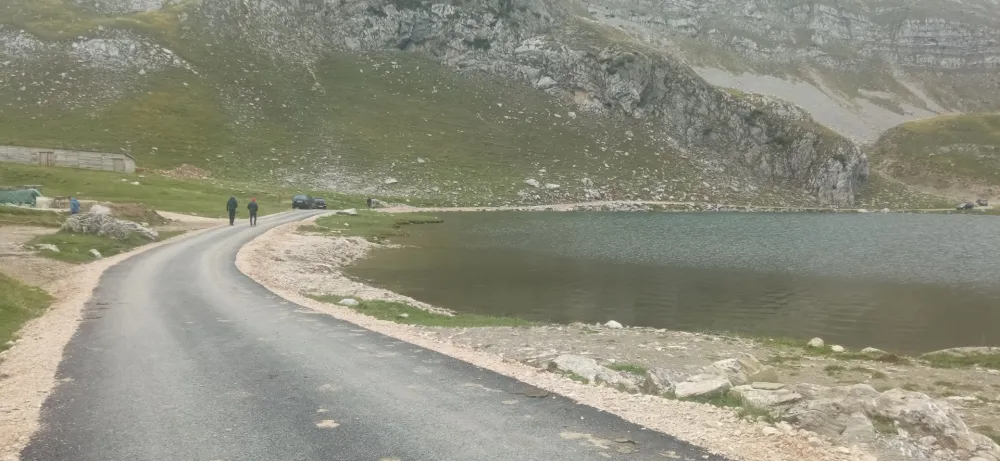 Капетаново језеро и асфалтирани пут