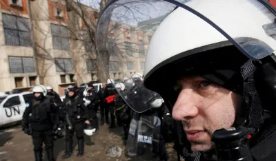 Mesto: Kosovska Mitrovica<br>Datum: 18.02.2008<br>Dogadjaj: DRU&auml;TVO - POLITIKA - UN policija tokom protest Srba u Kosovskoj Mitrovici<br>Licnosti: <br>