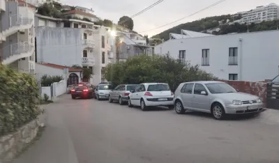 Zbog nepropisno parkiranih vozila, saobraćaјni kolaps na putu do O&Scaron; "Bo&scaron;ko Strugar"