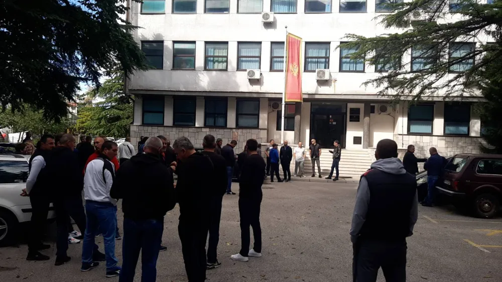 (VIDEO) Željezarci podržali kolege ispred tužila&scaron;tva: Država da rije&scaron;i agoniju